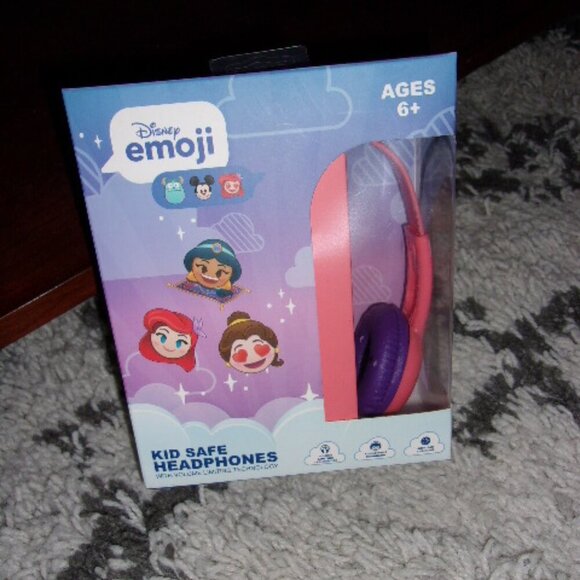 Disney Princesses Emoji Kid Safe Volume Control Headphones New - Picture 1 of 2